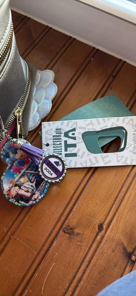 Mini mochila Disney Pixar Up Carl's House - exclusiva de BoxLunch Foto 3 de 4