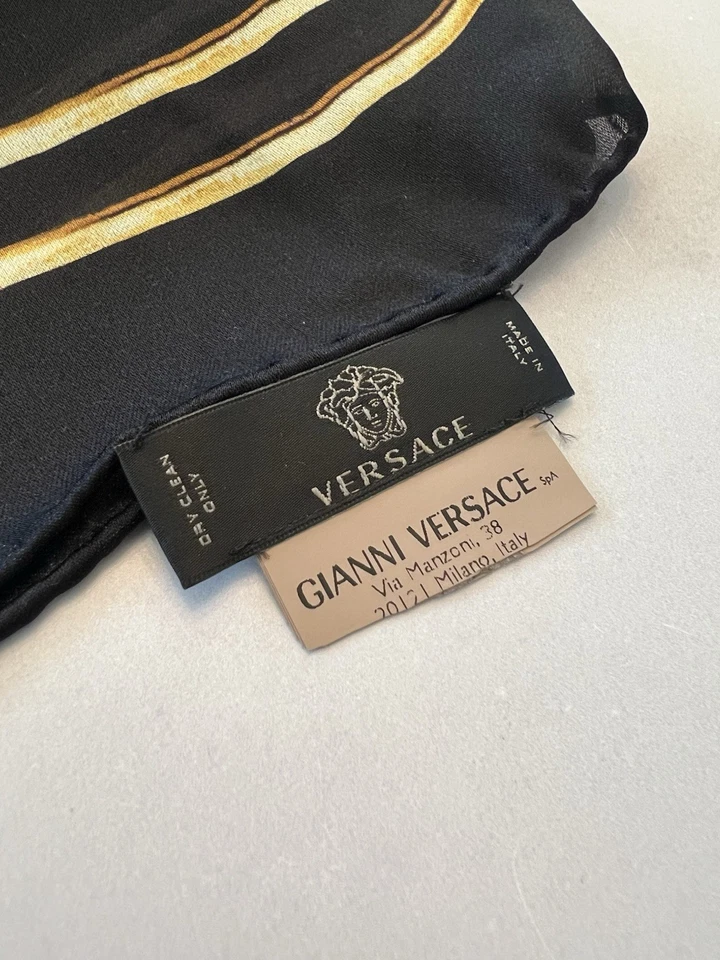 Cachecol Versace 100% seda ouro preto estampa barroca cachorro Audrey - Imagem 2 de 4