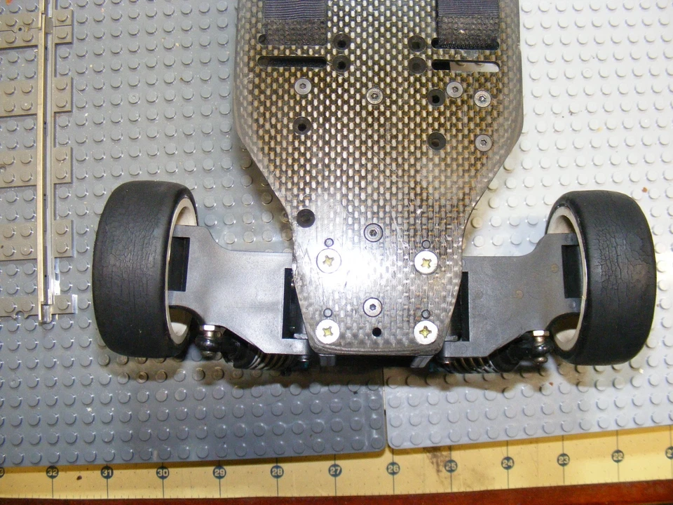 Vintage YOKOMO RC Rolling  chassis YOKOMO  YR-4 M2 - Image 4 of 4