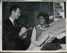 1965 Press Photo Swift Cleaners during the clothing drive campaign in Cleveland