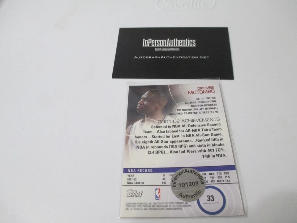 Tarjeta de baloncesto autografiada 2002 Topps Dikembe Mutombo New Jersey Nets Foto 2 de 2