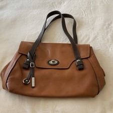 Borsa a tracolla Nicoli marrone chiusura girevole logo metallo etichetta cinturino accento donna