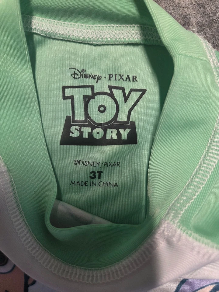 Camiseta Disney Toy Story Niños Talla 3T Verde y Blanco Cuello Redondo Estampado Gráfico Foto 3 de 4