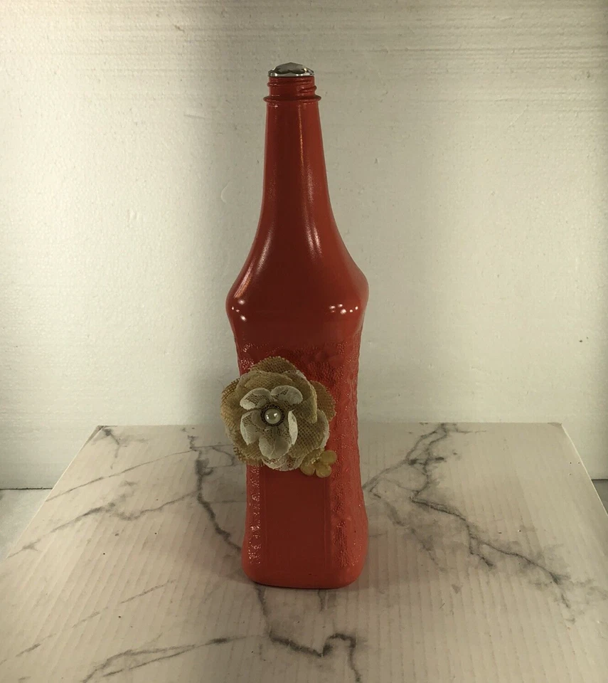 Botella de licor Suntory pintada a mano rosa con apliques florales de flores y tapa de gemas Foto 2 de 4