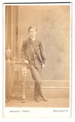 Fotografie Warwick Brookes, Manchester, Victoria Terrace, Knabe an Konsole anle 