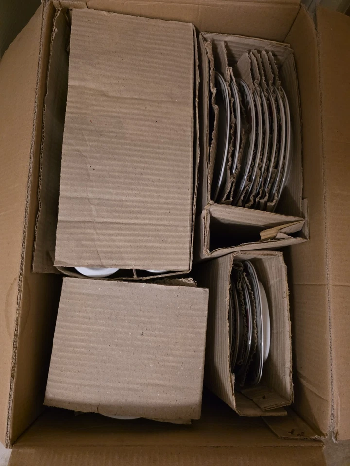 Gibson Poinsettia Vajilla Navidad Vacaciones Juego de 88 Piezas y Completador de 10 Piezas Foto 4 de 4