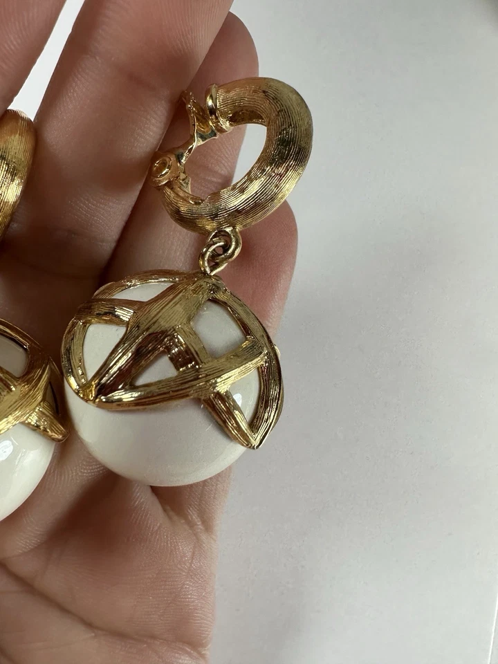 Pendientes Vintage Clip On Monet Bola Enjaulada Cuelga Grueso Blanco Foto 2 de 4