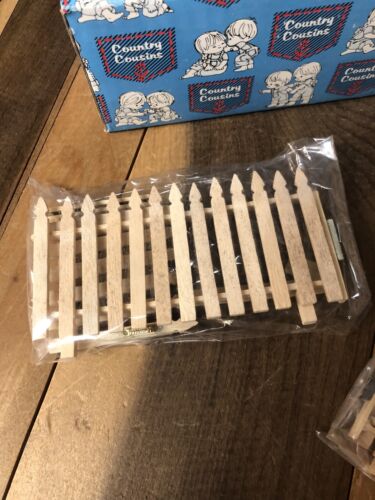Enesco Country Cousins Wooden Picket Fence Display Vintage 80s Hay Bale 1983 - Picture 2 of 21