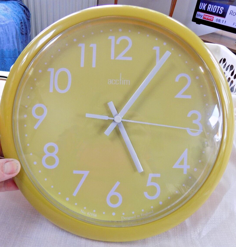 Acctim WALL CLOCK Wycombe Quartz Battery Run 10ins /26cm Diameter GREEN KITCHEN - Picture 2 of 2