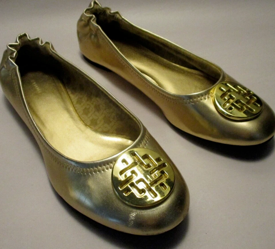 Fioni Gold Crest Mujer 8M Oro Medallón en los dedos de los pies Sin cordones Zapatos planos de ballet Foto 2 de 4