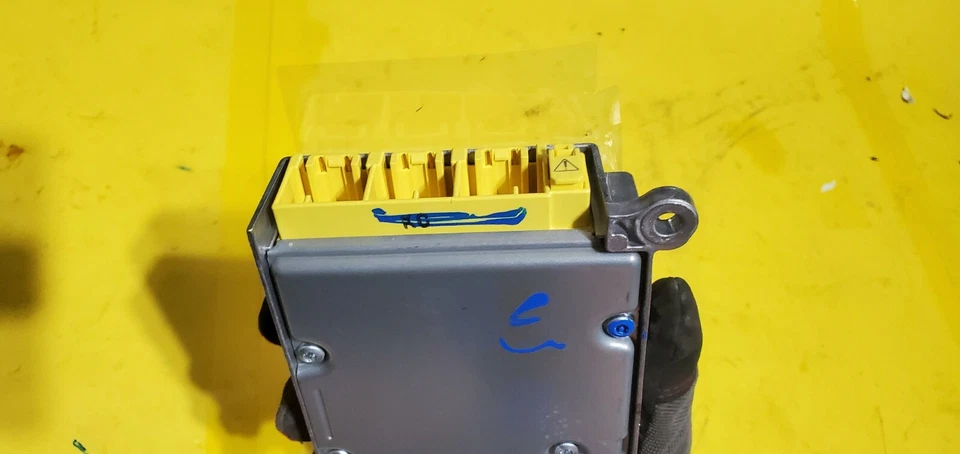 Módulo de control electrónico de seguridad de fábrica Suzuki Kizashi 2010  Foto 3 de 3