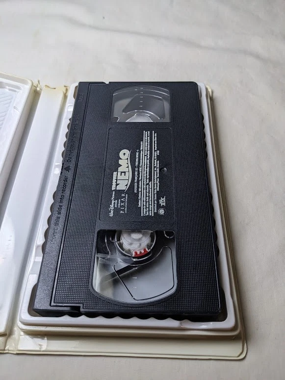 Trouver Nemo / Finding Nemo VHS – French Version – Disney Pixar 2003, Clamshell - Image 3 of 4