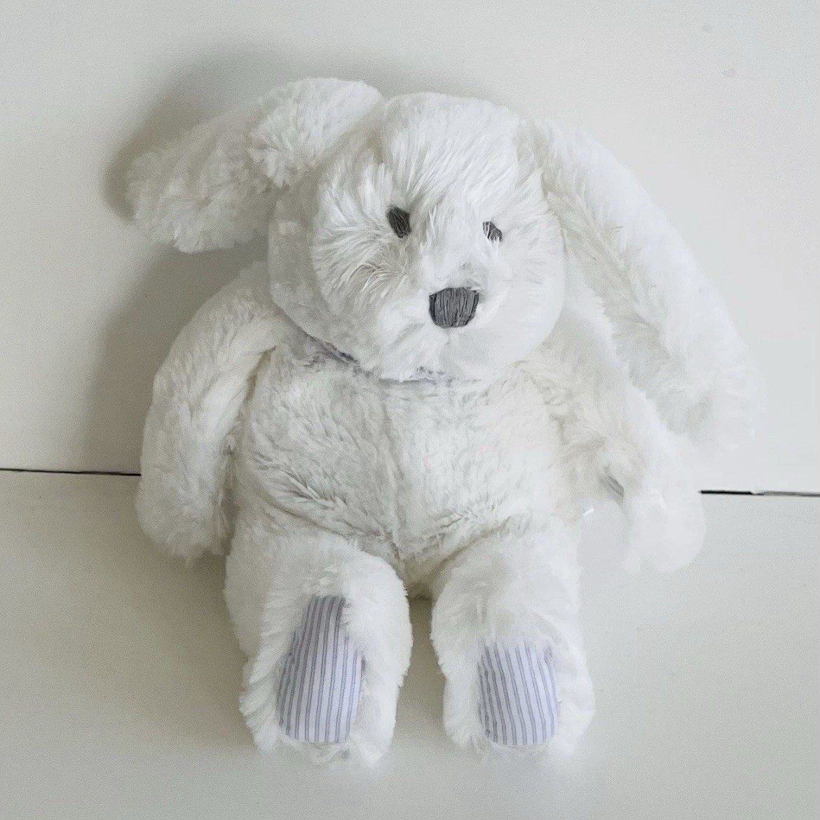 Doudou lapin Absorba blanc pour apaiser les nuits de votre bébé