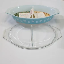 PYREX CINDERELLA 1 1/2 QT OVAL DIVIDED SERVING DISH WITH LID. #963. NEVER USED.