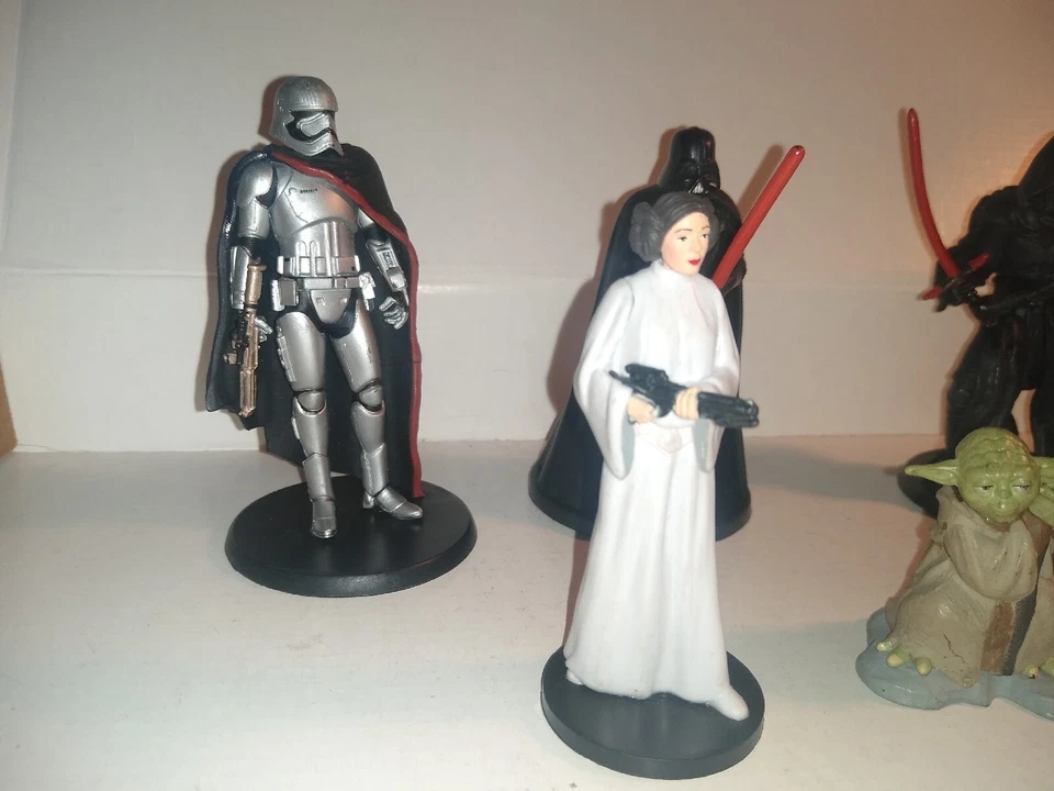 Star Wars PVC Figuras Sueltas Disney Lote de 5 Darth Vader Leila Yoda Phasma Foto 2 de 4