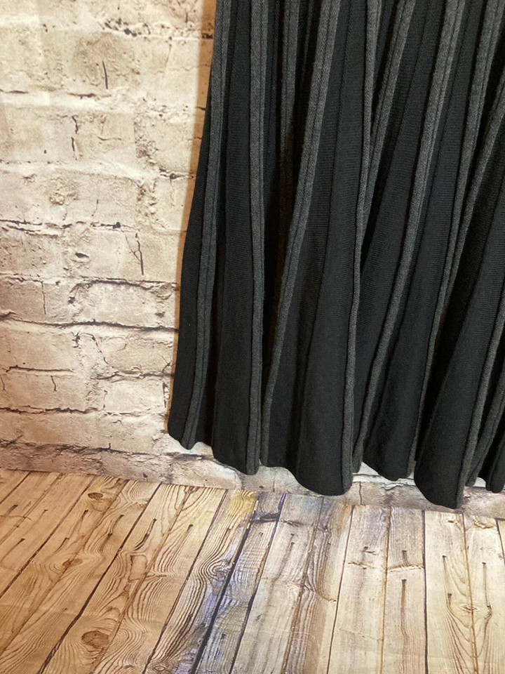 Vestido suéter Studio M para mujer grande negro y gris plisado tejido midi elástico Foto 4 de 4