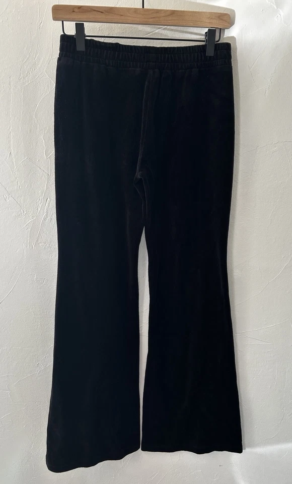 Pantalones deportivos Pam & Gela negros acampanados de terciopelo con cordón para mujer talla pequeña” Foto 3 de 4