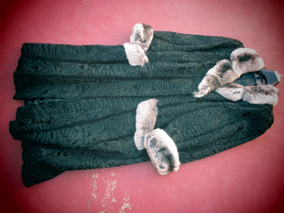 458 Abrigo largo de piel de Astracán genuino con cuello y puños chinchilla genuinos talla L Foto 2 de 4