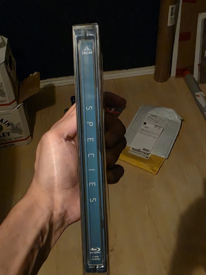 Species Blu-Ray Steelbook UK Zavvi Exclusive Region B Foto 2 de 4