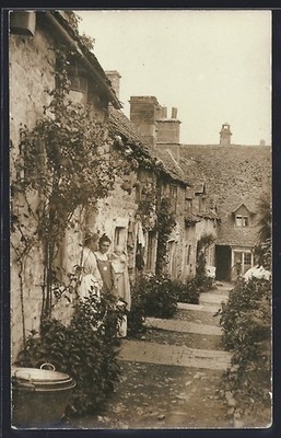 Foto-AK Chipping Campden, Mother with baby outside their house 1918 