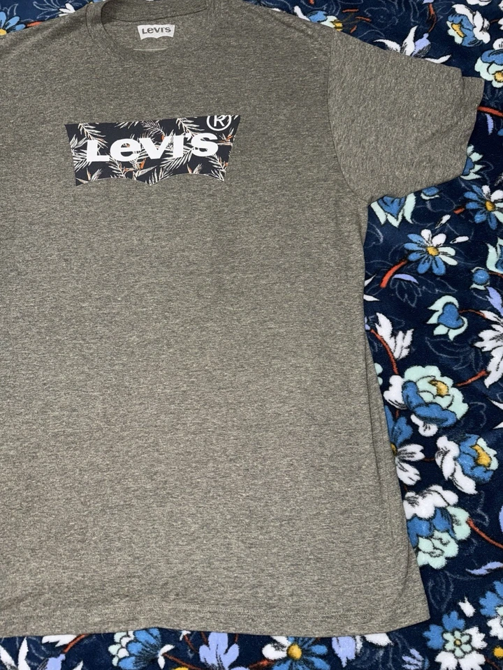 Levi’s Levi Strauss Mens T-Shirt Size Large Green Classic Floral Logo Tee - Image 3 of 4