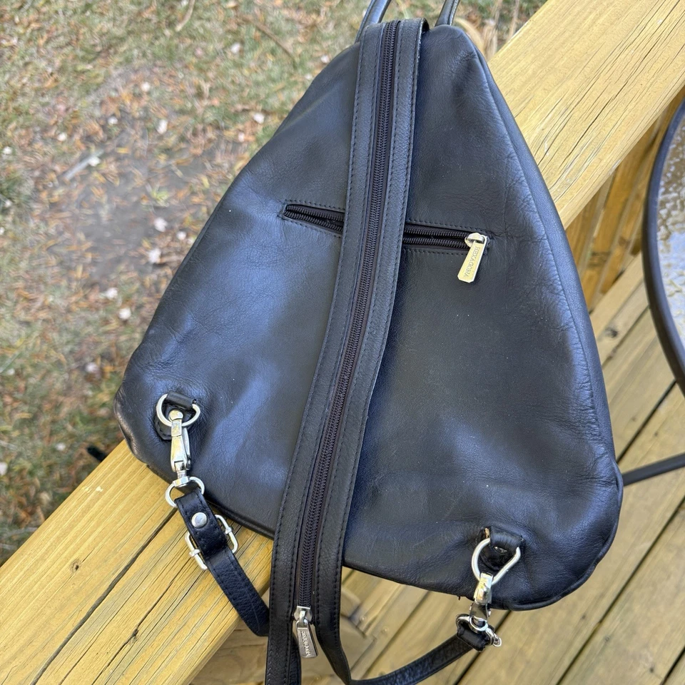 Mochila de viaje Hexagona Paris de cuero negra con hombro Foto 2 de 4