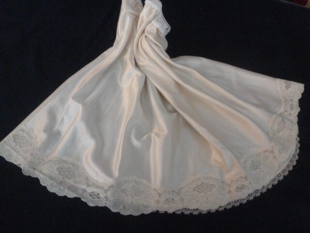 Jupon Vintage Dentelle Blanc - Taille élastique 42/44/46 - Longueur 66 Cm - Bon état