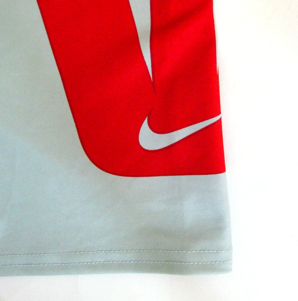 Camiseta deportiva Nike para niño talla juvenil XL roja y plateada manga corta Foto 2 de 4