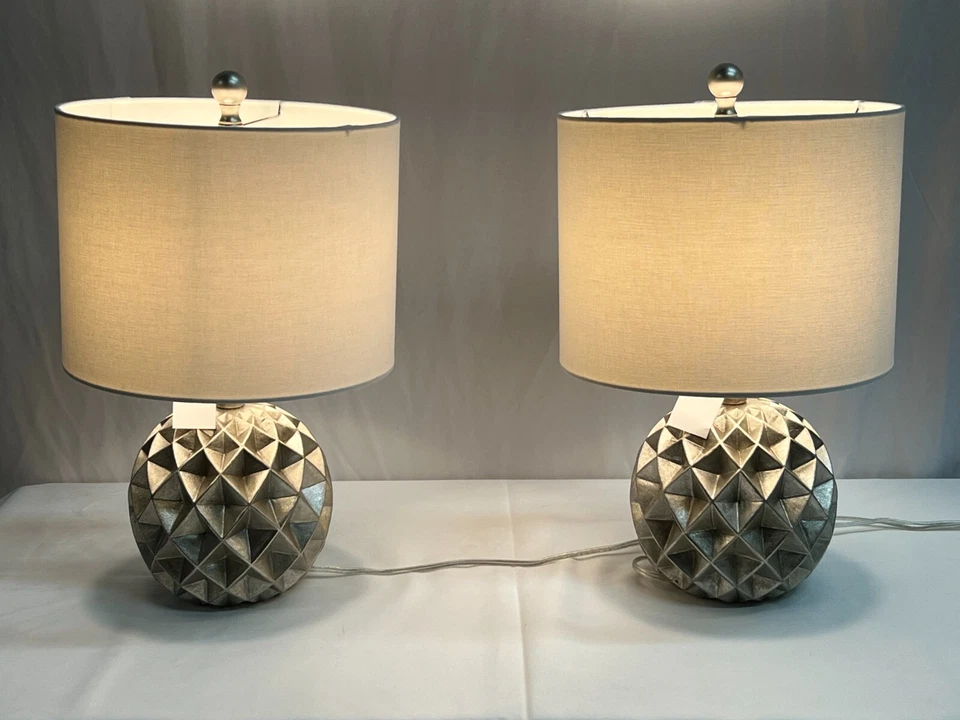 Бумажный складной резиновый настольный фонарь Fangio Lighting 19,5 дюйма в серебряной фольге 2 шт. - Изображение 2 из 4