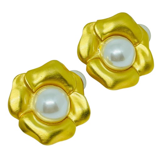 ANNE KLEIN vintage matte gold tone pearls flower designer clip on earrings - Picture 5 of 5