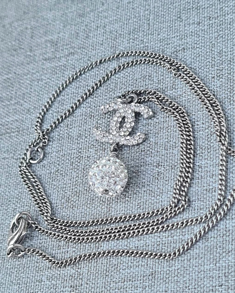 Colar de cristal logotipo Chanel CC com amuleto de bola de discoteca pavê tom prata - Imagem 3 de 4