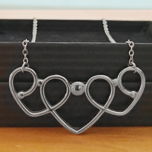 Collar de desplazamiento de tres corazones - Imagen 5 de 8