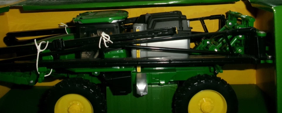 TOY John Deere Self Propelled Sprayer 412R ages 3 + NEW - Image 2 of 4