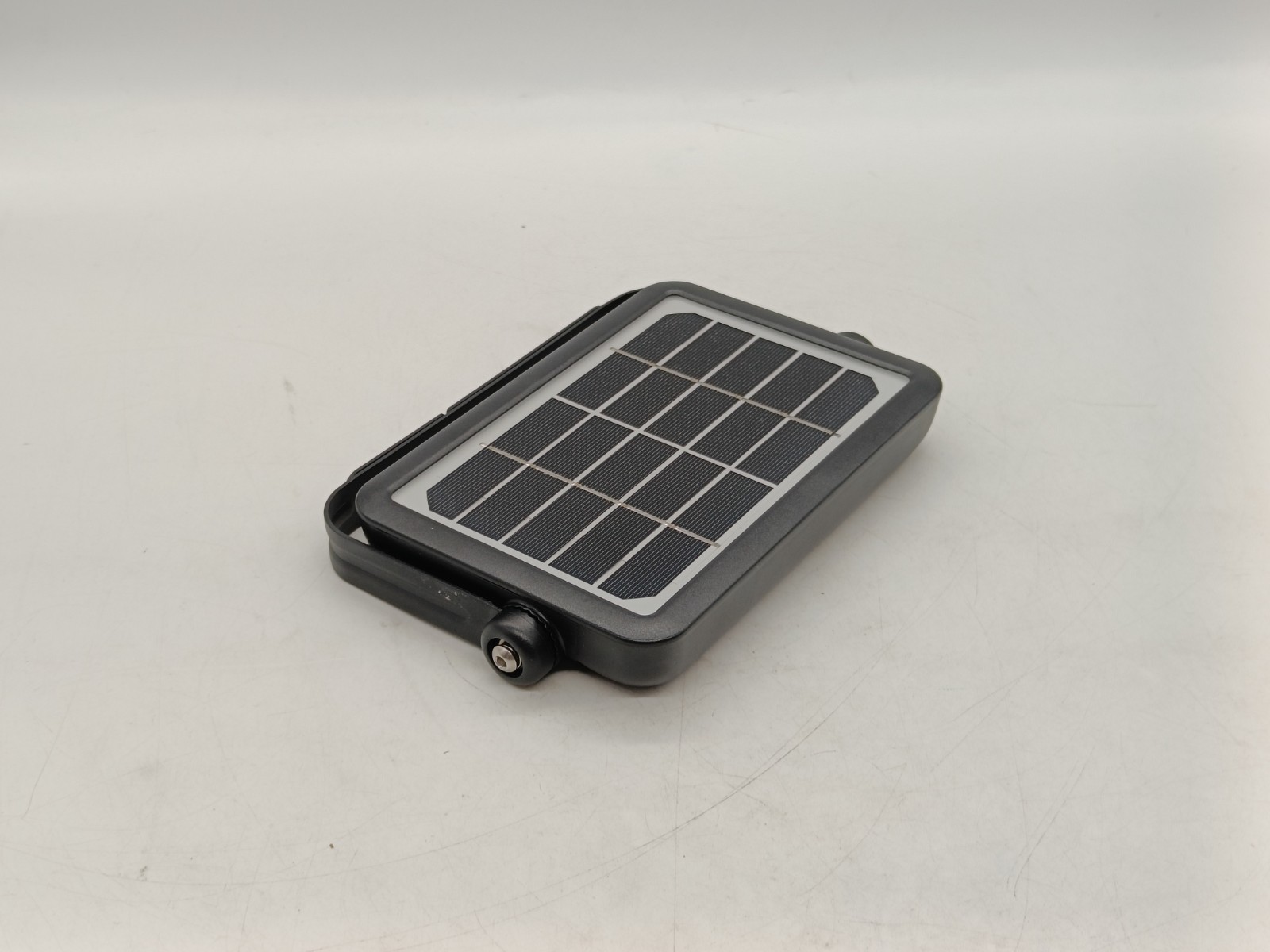 Luceco solar-powered LED outdoor floodlight PIR motion sensor security 5W READ