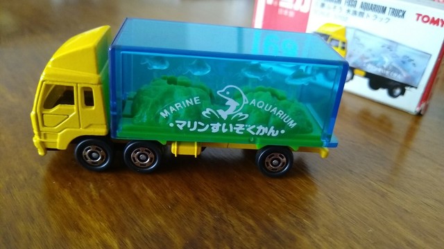 tomica aquarium truck