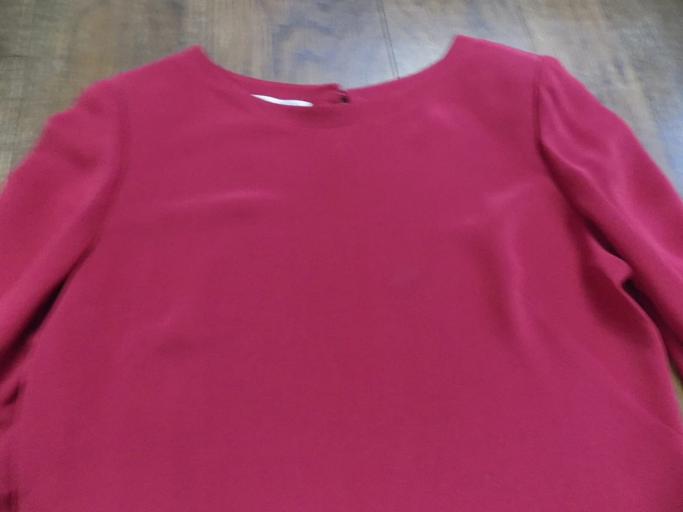 Conjunto de falda y blusa Maggy London 100 % seda 2 piezas talla 12 frambuesa asimétrica usada en excelente estado Foto 3 de 4