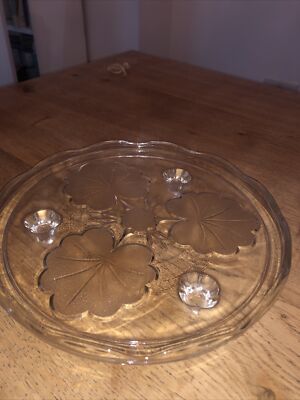 Vintage Glas 3 Fuß Blatt Lilly Pad Muster Kuchen Ständer Platte Sehr guter Zustand Oma