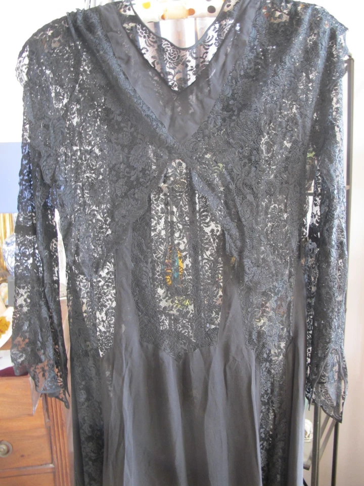 ANCIENNE ROBE NOIRE 1930 EN DENTELLE ET MOUSSELINE TRAVAILLEE PARFAIT ETAT - Photo 3/4