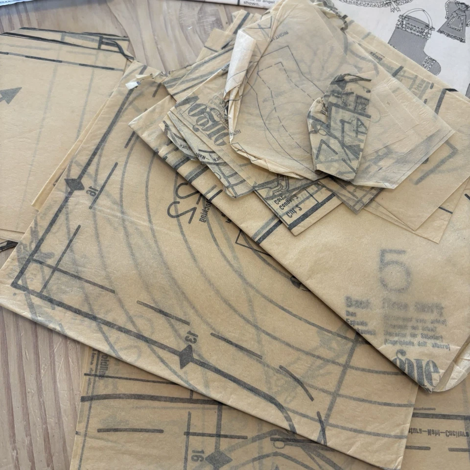 Vogue Sewing Pattern 2776 Christmas Decorations - Tree Skirt Wreath Stockings - Image 4 of 4