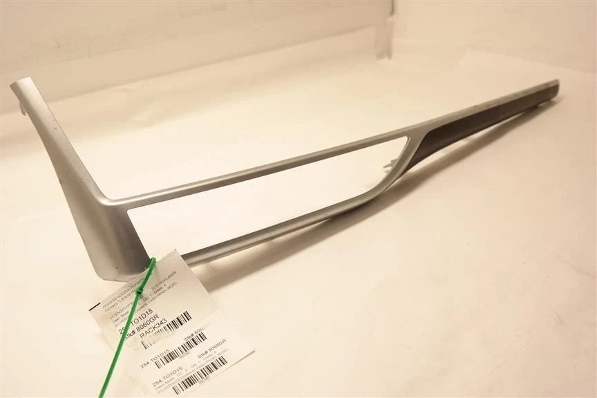 银色/木纹仪表板挡板 55420-0E170 适合 2015 年丰田 Highlander — 第 2/4 张图片