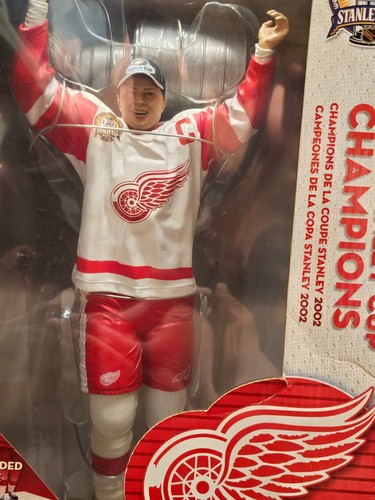 MCFARLANE NHL STEVE YZERMAN 2002 STANLEY CUP CHAMPIONS LIMITED EDITION 12" NIB - Picture 3 of 9