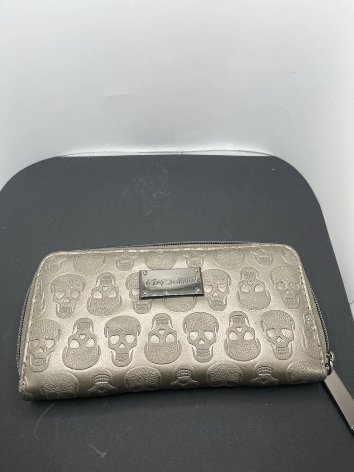 Betsey Johnson Repujado Calavera Cremallera Alrededor Cartera Marrón Bronceado Halloween Gótico Foto 3 de 4