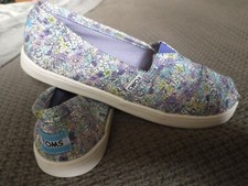 NWOT Toms Blue Floral Slip-Ons Canvas Big Kids Youth Size 4.5