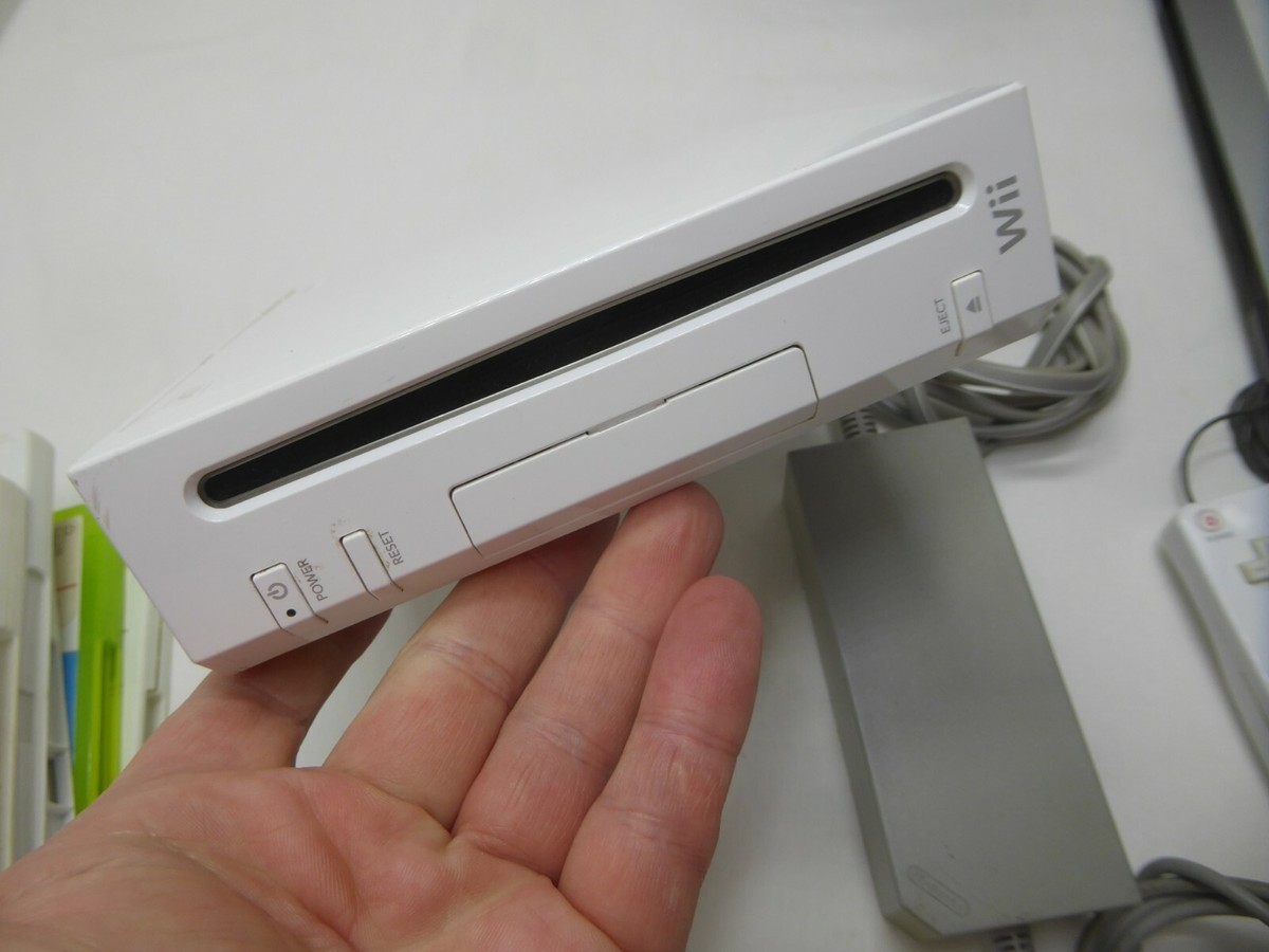 Nintendo Wii White Console (NTSC) w/ 5 games 007 Quantum of solace