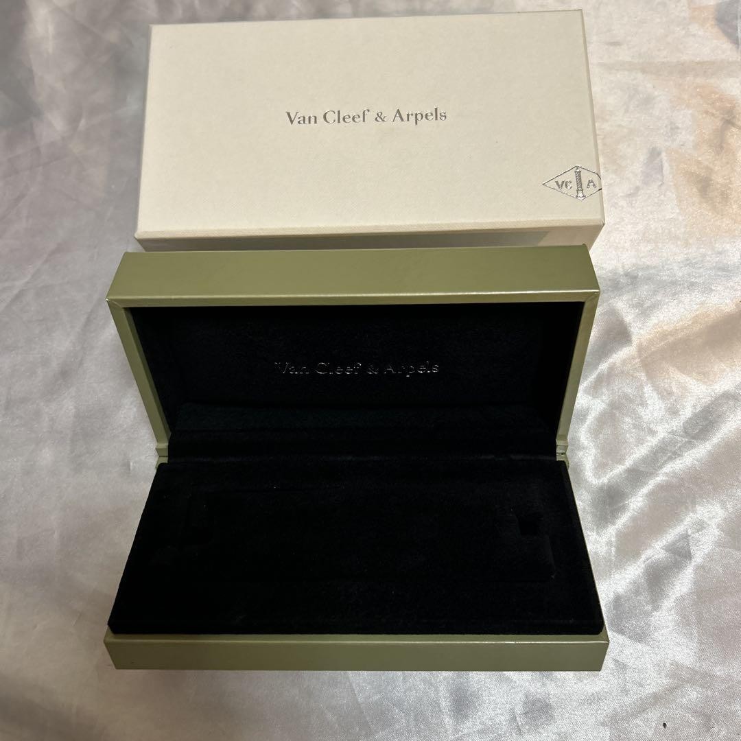 Van Cleef & Arpels empty bracelet case in excellent condition mzmr A
