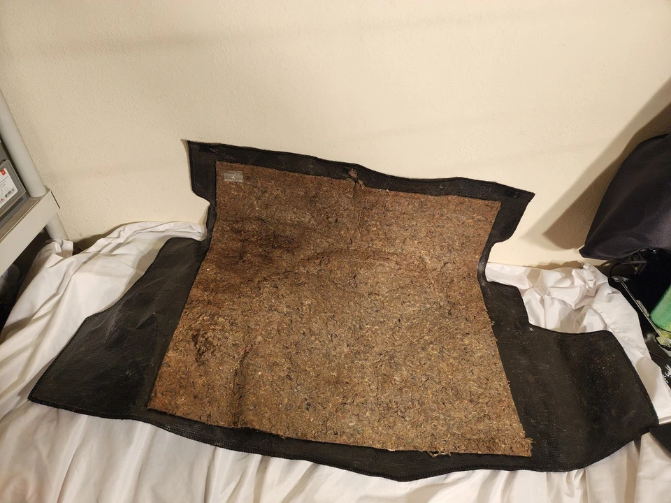 OEM 1994-1999 Toyota Celica 2.2L CARPETE TRASEIRO ACABAMENTO DO PAINEL TAMPA DO PORTA-MALAS - Imagem 2 de 2