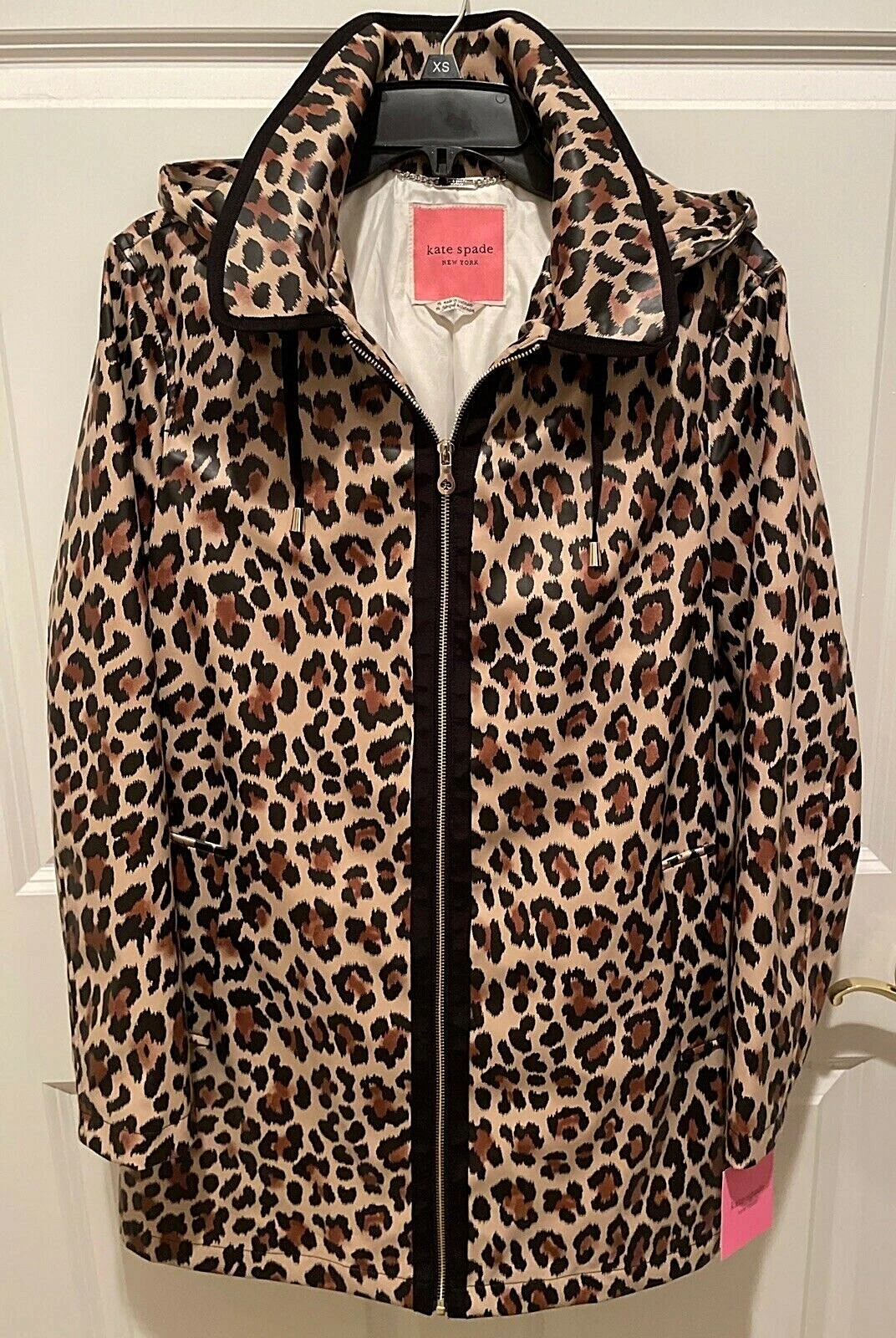 Giacca impermeabile nuova con etichette $248 Kate Spade New York stampa leopardata con cappuccio e zip GRANDE