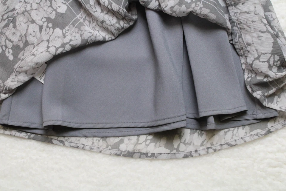 Vestido floral gris con cinturón talla pequeña To The Max para mujer Foto 3 de 4