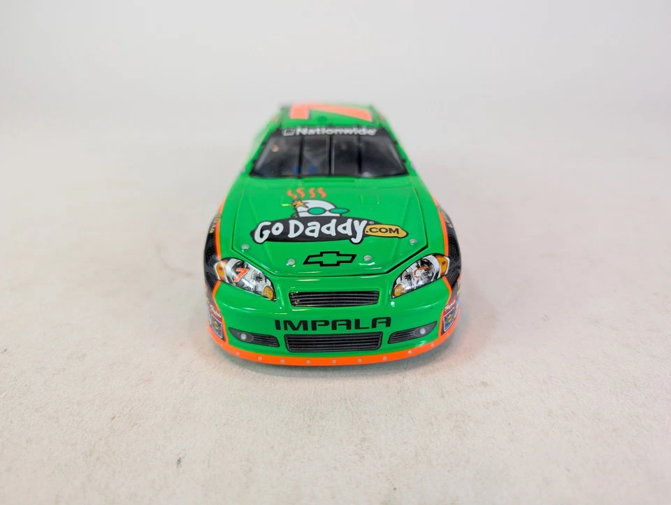 NASCAR DANICA PATRICK 2010 IMPALA #7 GODADDY DIECAST 1:24 Foto 2 de 4