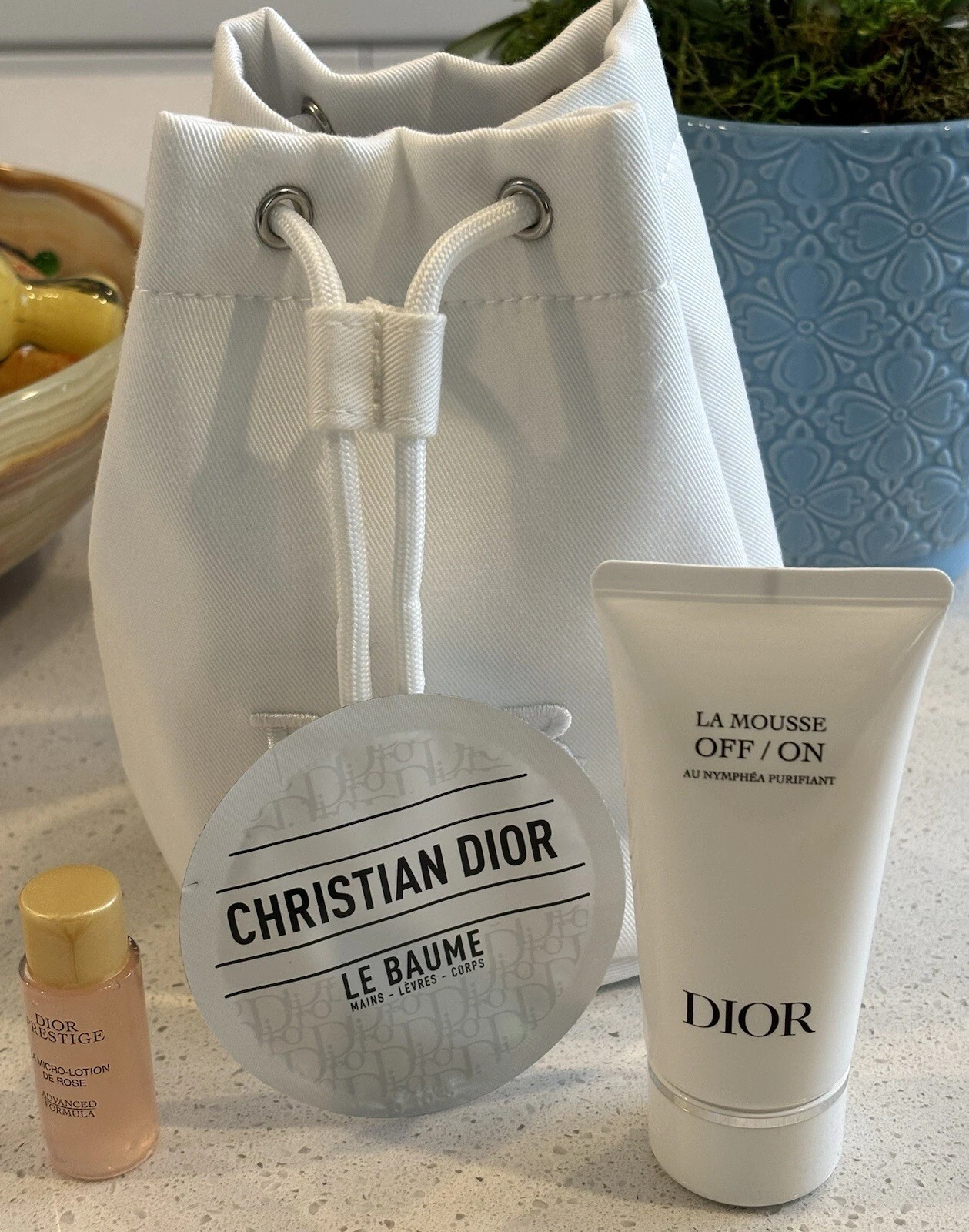 Pochette seau de maquillage Dior sergé blanc avec cordon logo plus soins de la peau